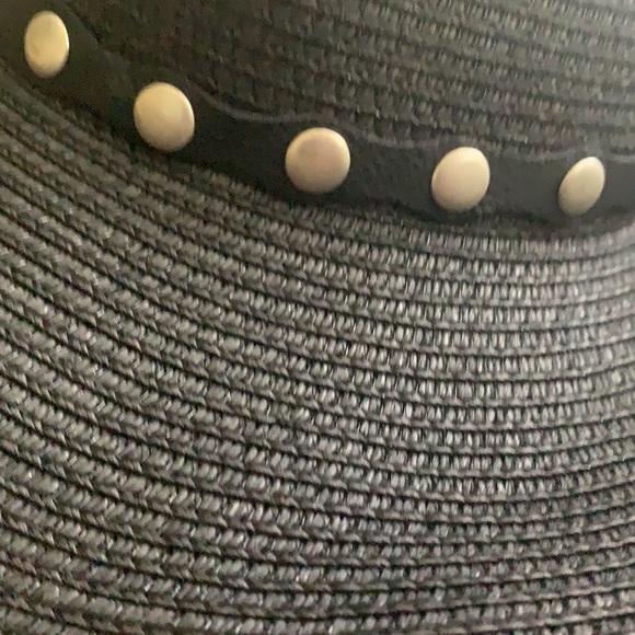 Boho/ Western straw hat w/ faux leather strap around it - Picture 8 of 9